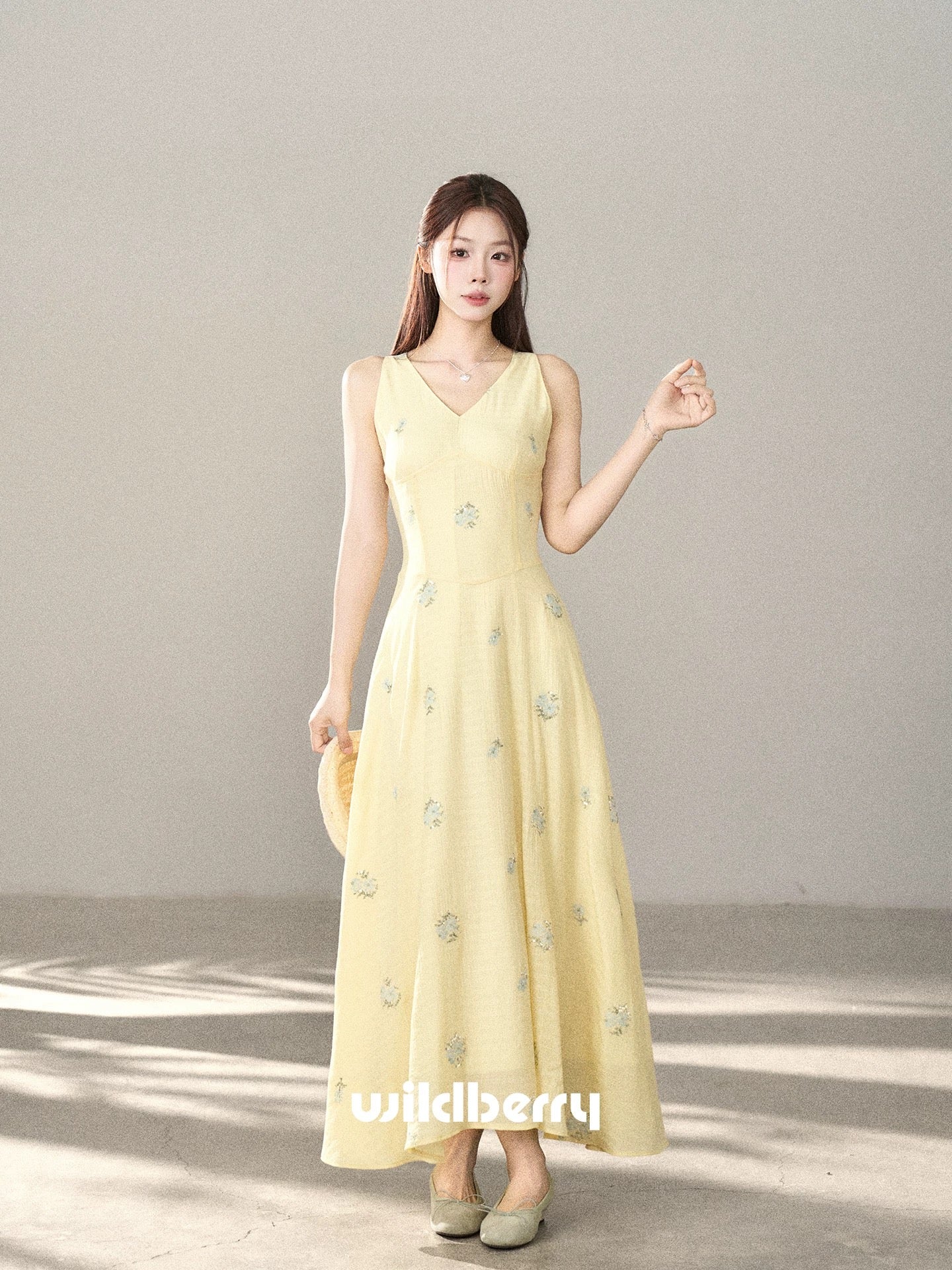 A small wild berry V-neck vest dress for women, a new spring/summer 2026 style, slimming and flattering, Korean-style elegant long dress.