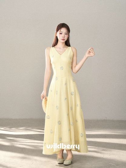 A small wild berry V-neck vest dress for women, a new spring/summer 2026 style, slimming and flattering, Korean-style elegant long dress.