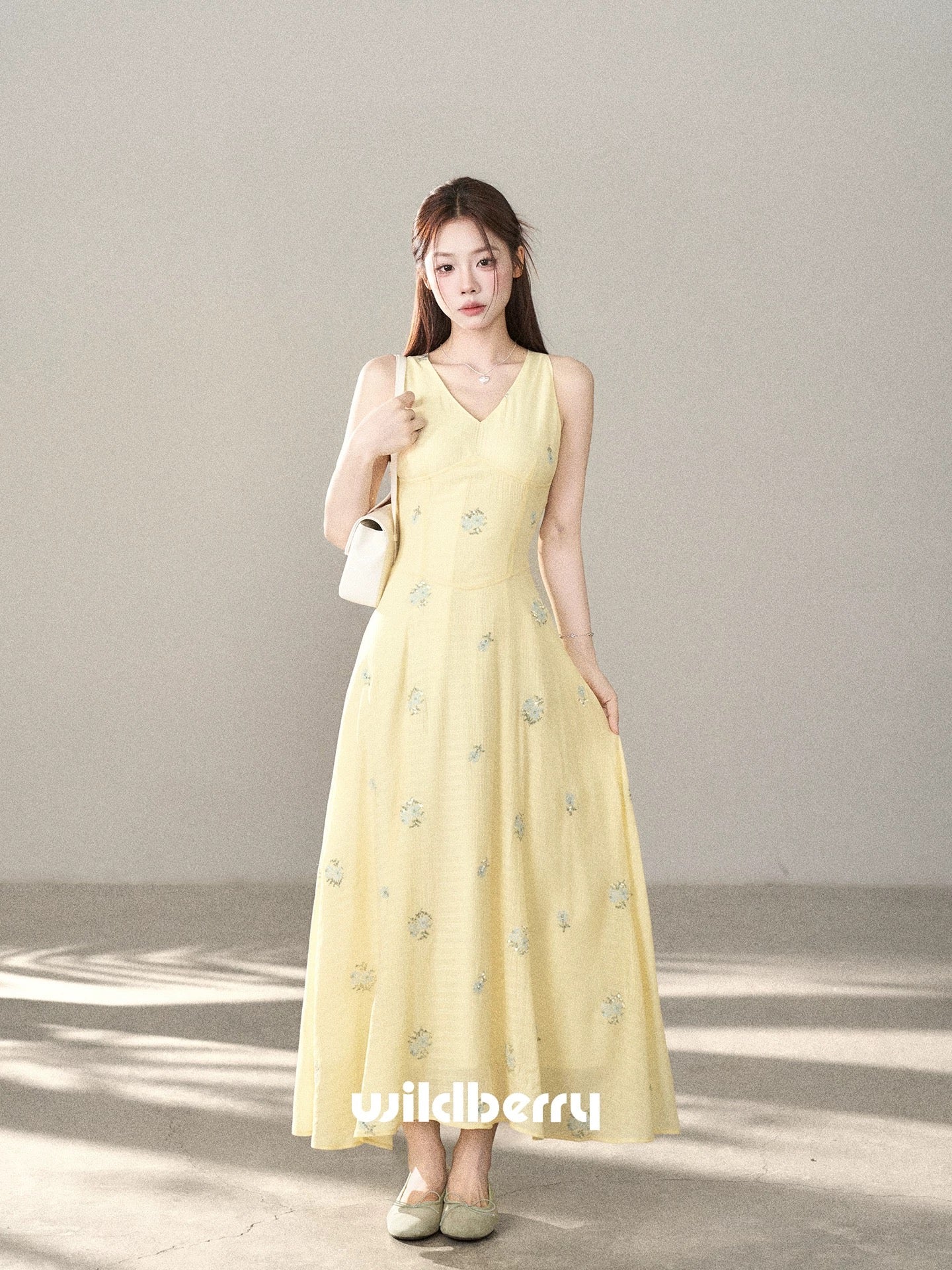 A small wild berry V-neck vest dress for women, a new spring/summer 2026 style, slimming and flattering, Korean-style elegant long dress.