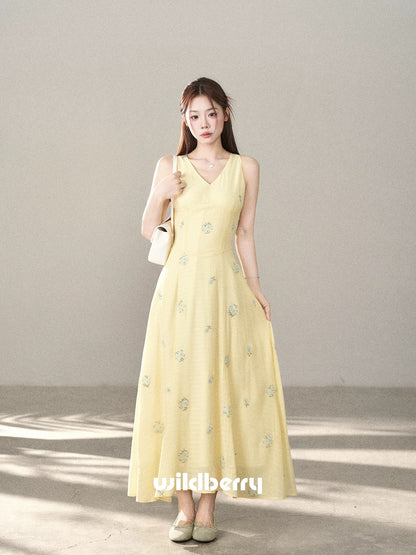 A small wild berry V-neck vest dress for women, a new spring/summer 2026 style, slimming and flattering, Korean-style elegant long dress.