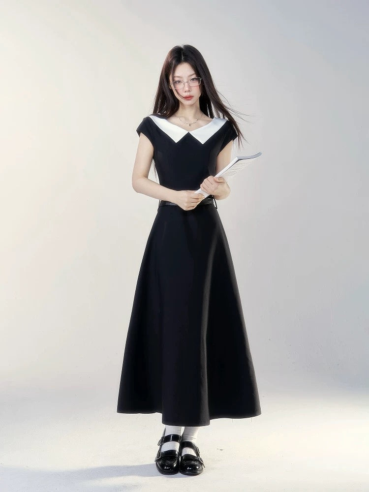 A black short-sleeved dress with a small wild berry design, a new summer style for 2026, featuring a flattering waist and a French-style long skirt.