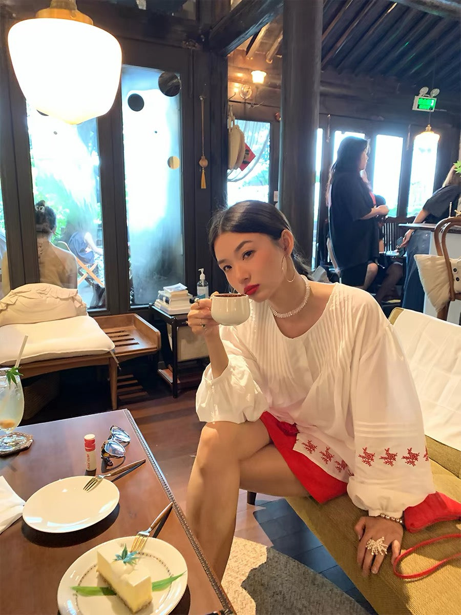 "Luoluo Juanjie" — A distinctive, niche-style long-sleeved shirt featuring embroidery; a loose-fitting, early-autumn top designed to flatter petite figures.