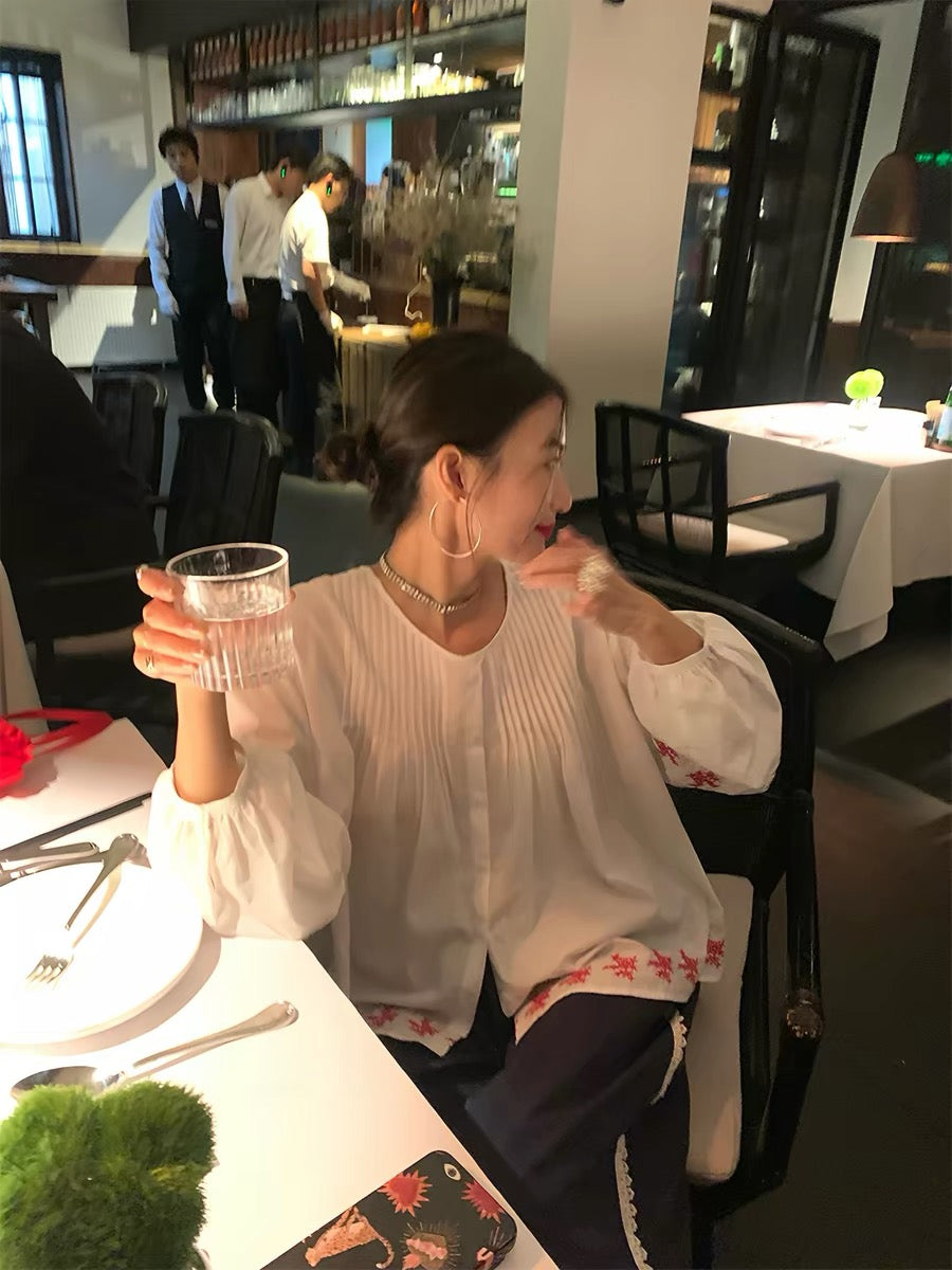 "Luoluo Juanjie" — A distinctive, niche-style long-sleeved shirt featuring embroidery; a loose-fitting, early-autumn top designed to flatter petite figures.