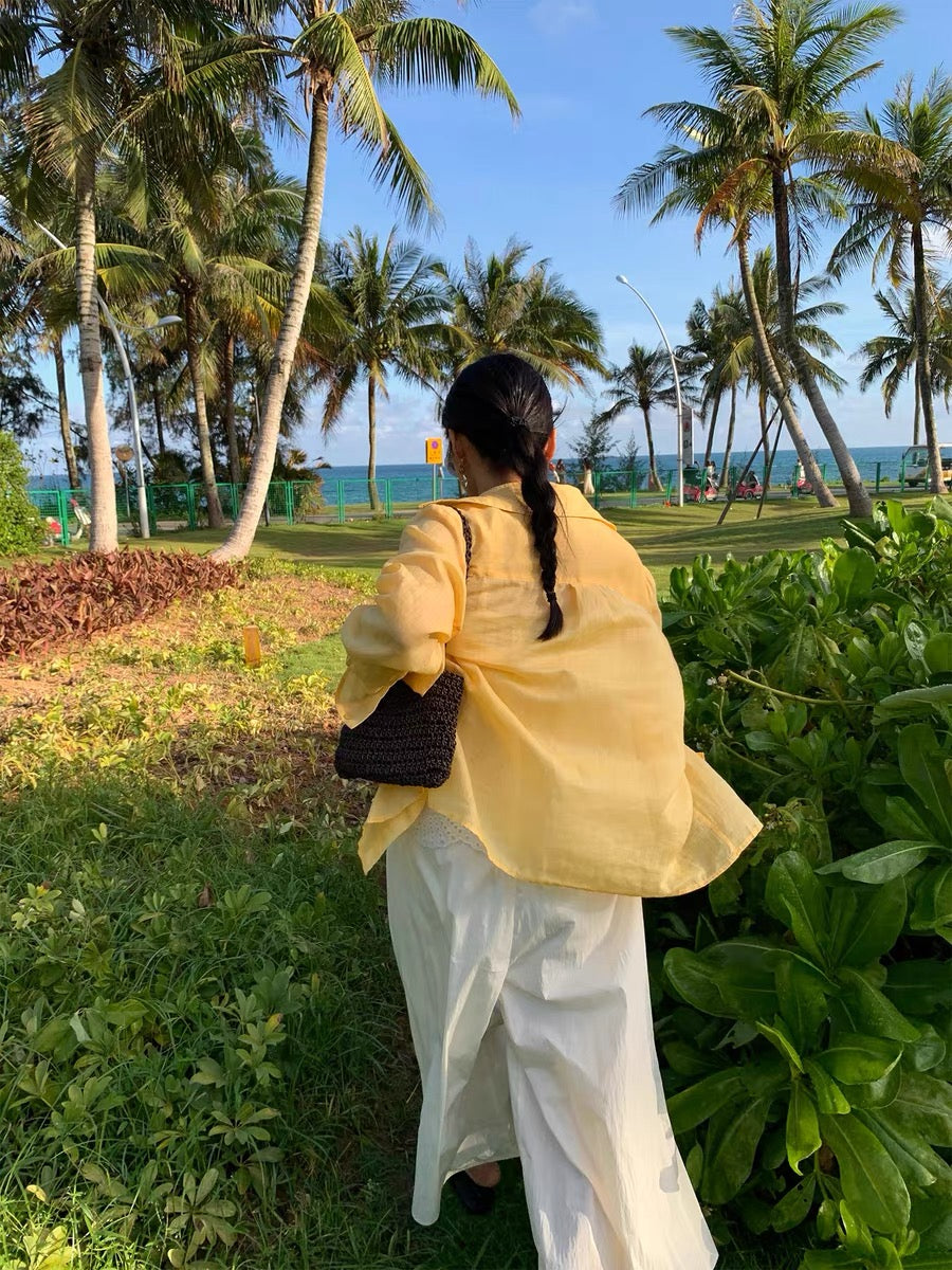 Chic, sophisticated, and distinctive: a loose-fitting, long-sleeved ramie shirt featuring yellow embroidery—perfect for a refined, understated look, including for petite figures.