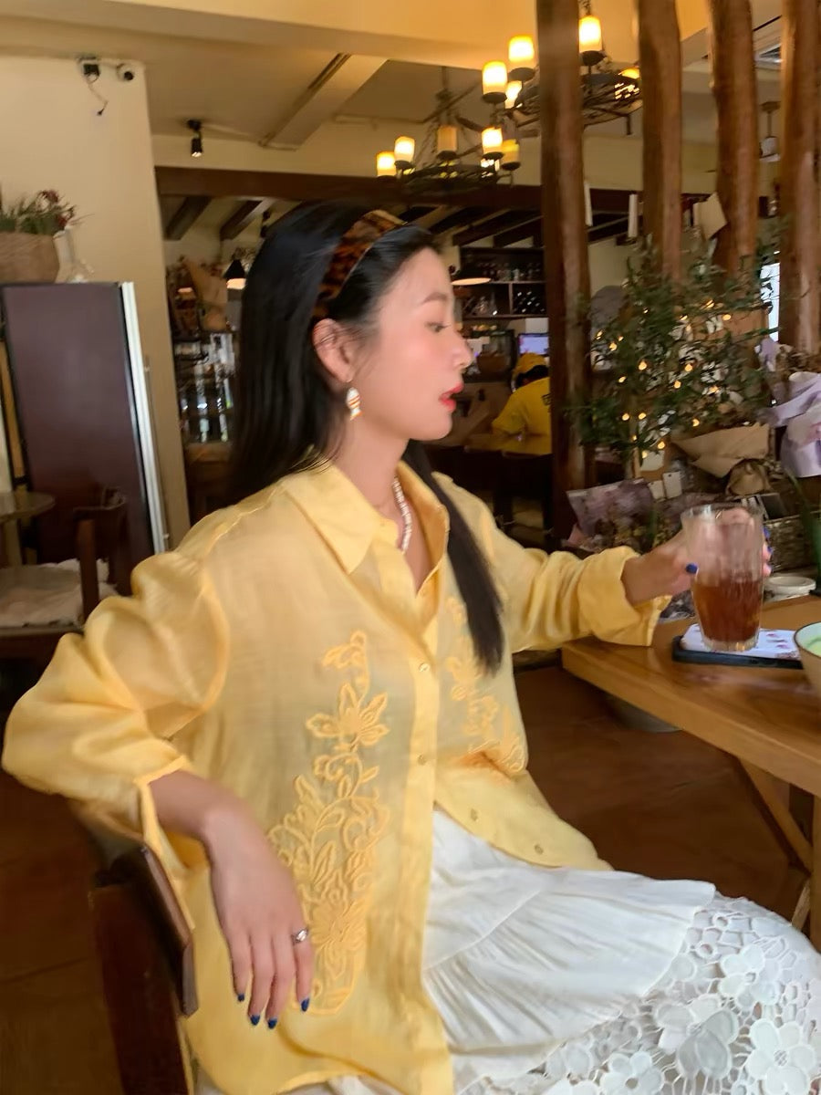 Chic, sophisticated, and distinctive: a loose-fitting, long-sleeved ramie shirt featuring yellow embroidery—perfect for a refined, understated look, including for petite figures.