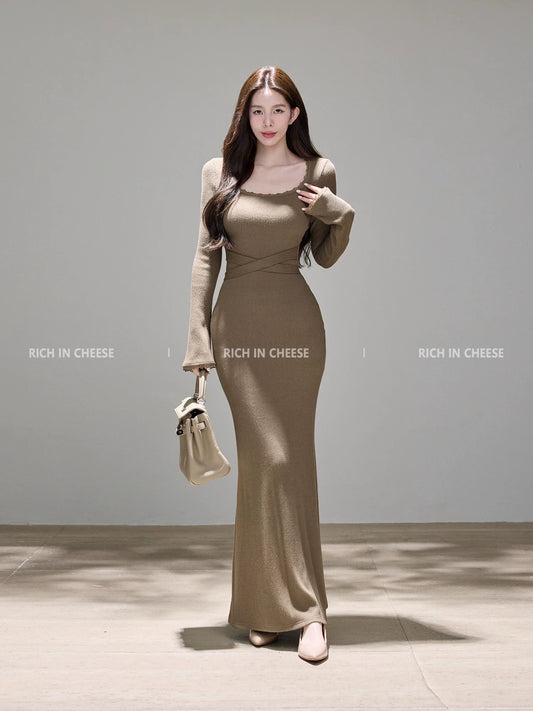 Shu Hulei, a classic beauty, wears a V-neck color-blocked long-sleeved knitted dress for winter, featuring a slimming waist and perfect as an inner long dress.