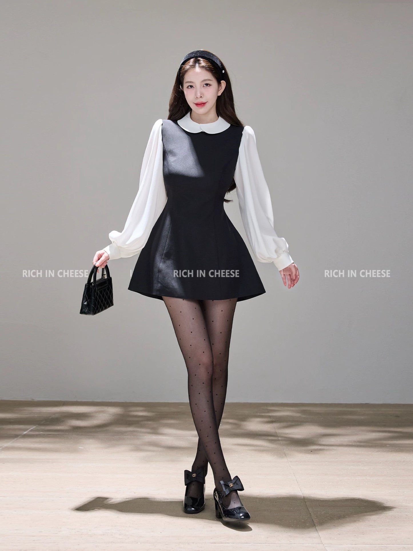 Shu Hulei, a college heiress, wears a French-style A-line vest dress with a overlapping collar and color-blocked design.