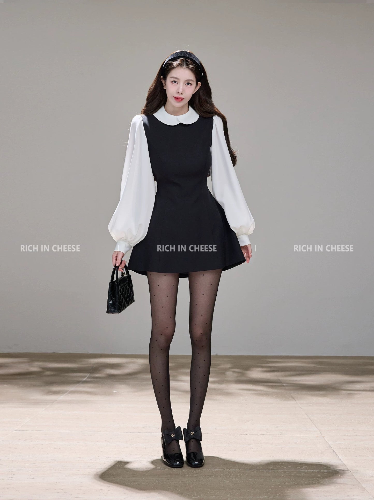 Shu Hulei, a college heiress, wears a French-style A-line vest dress with a overlapping collar and color-blocked design.