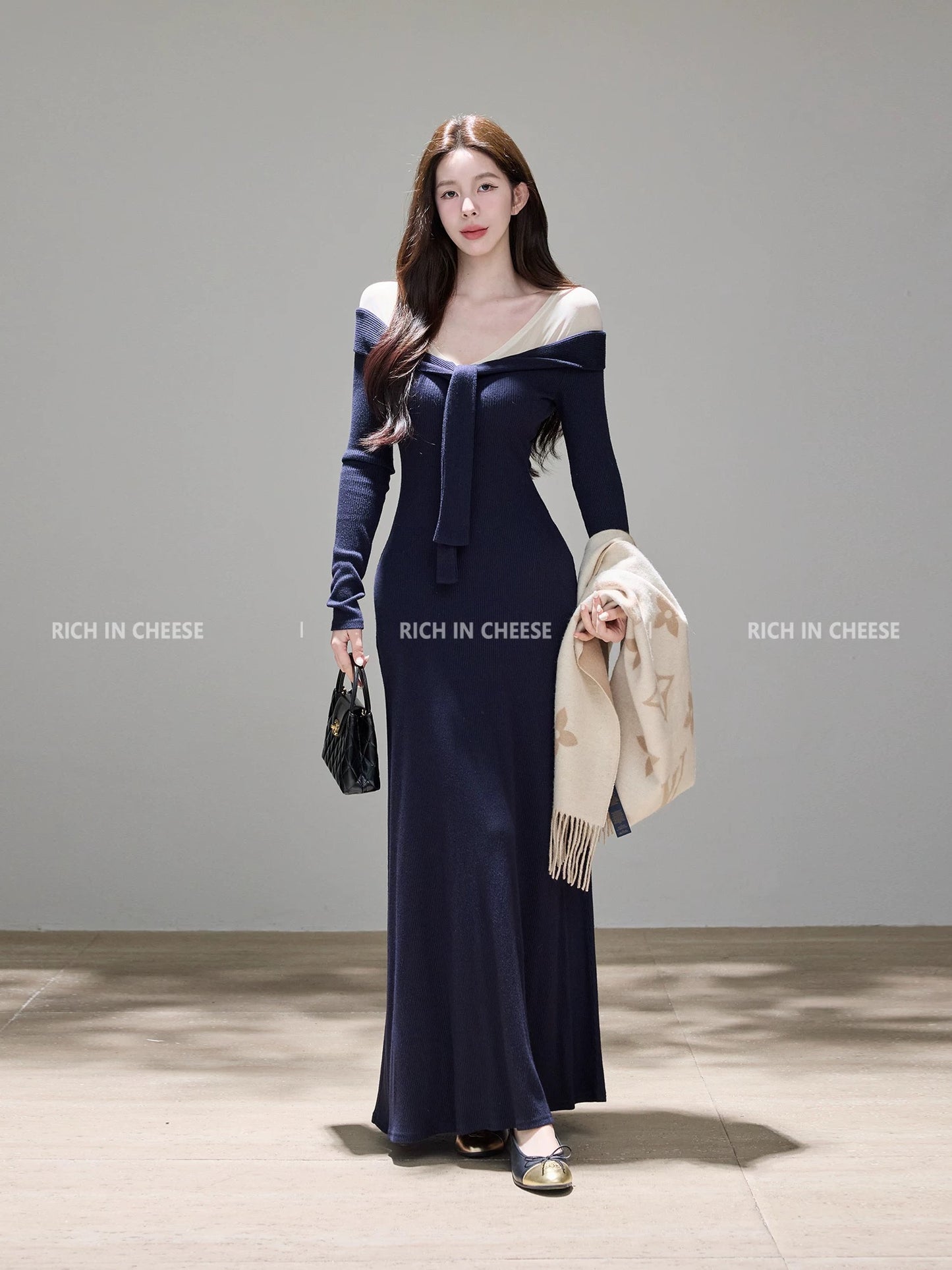 Shu Hulei Romantic Theater - Off-the-shoulder mesh-paneled long-sleeved knit dress, elegant and slim-fitting long dress for women.