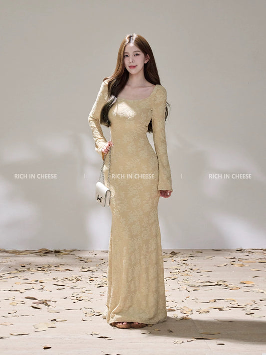 Shu Hulei's Candlelight Evening Dress: A sophisticated and elegant jacquard long dress with a cinched waist, perfect for a slimming and romantic winter occasion.