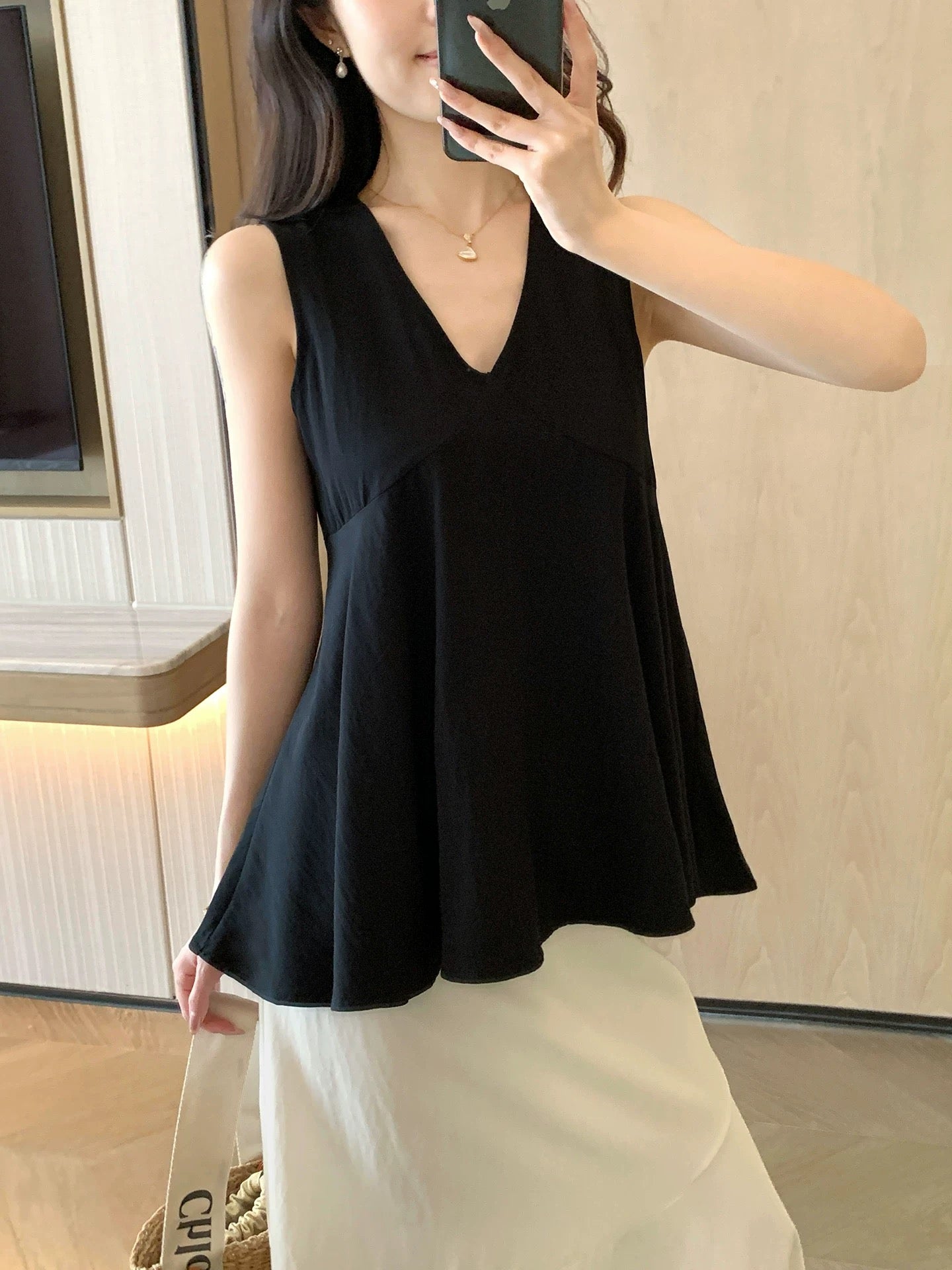 FT GUOGE 2026 Summer New Arrival Black Sleeveless V-Neck Elegant Design T-Shirt Top