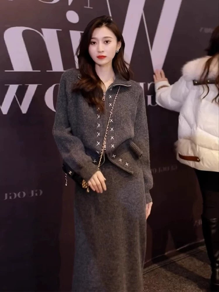 Autumn and winter clothing is matched with a complete set of fashionable and western-style Internet celebrity temperament, high-end knitted sweater and skirt two-piece suit for women