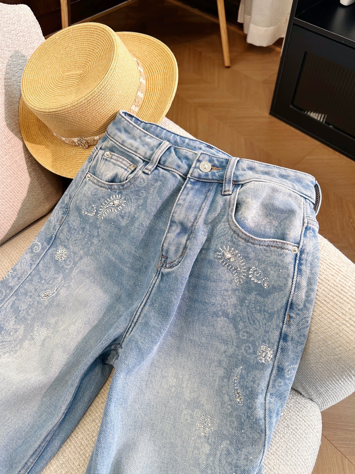 Blue high-waisted wide-leg jeans with rhinestone accents, a super stylish and versatile straight-leg style for women, perfect for summer 2026.