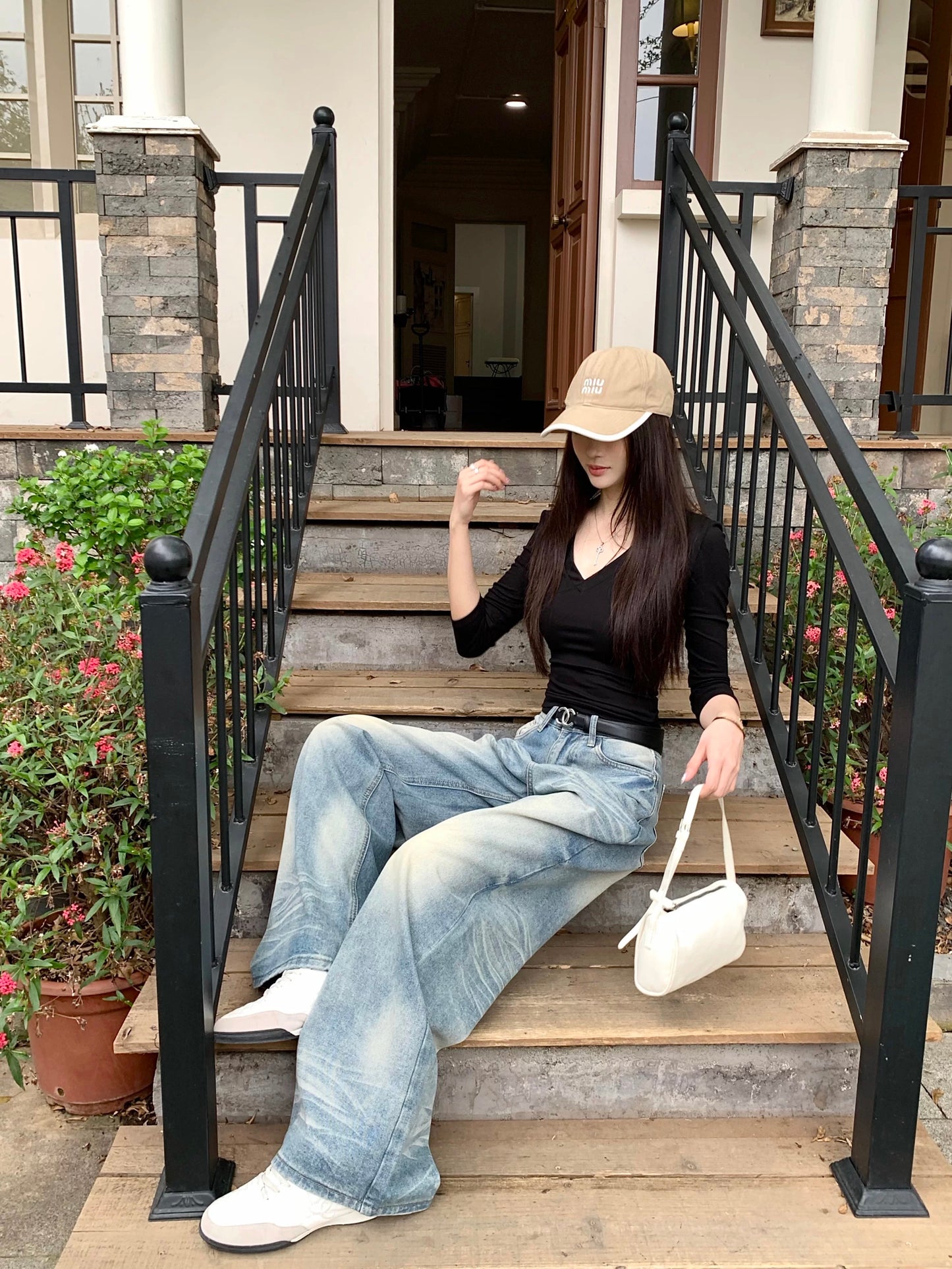 Retro distressed washed denim jeans, casual wide-leg pants, new spring style, high-waisted, versatile, straight-leg, floor-length trousers for women.