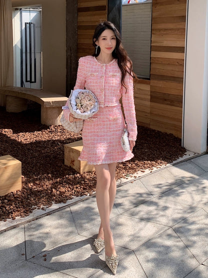 This year's popular trend is beautiful suit skirts, rich daughter's pink fragrant jacket, knitted tops, hip-hugging fishtail skirts