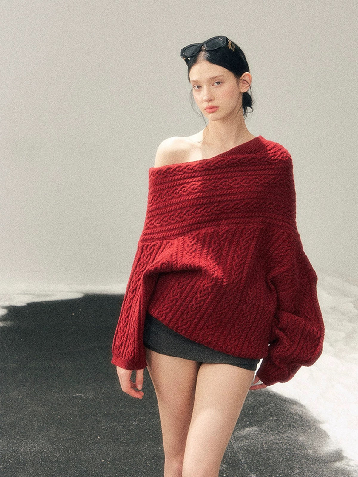 AOMALM, a Norwegian exchange student, presents a 100% American-style knitted cable sweater for women, featuring a loose-fitting off-shoulder design for autumn and winter.