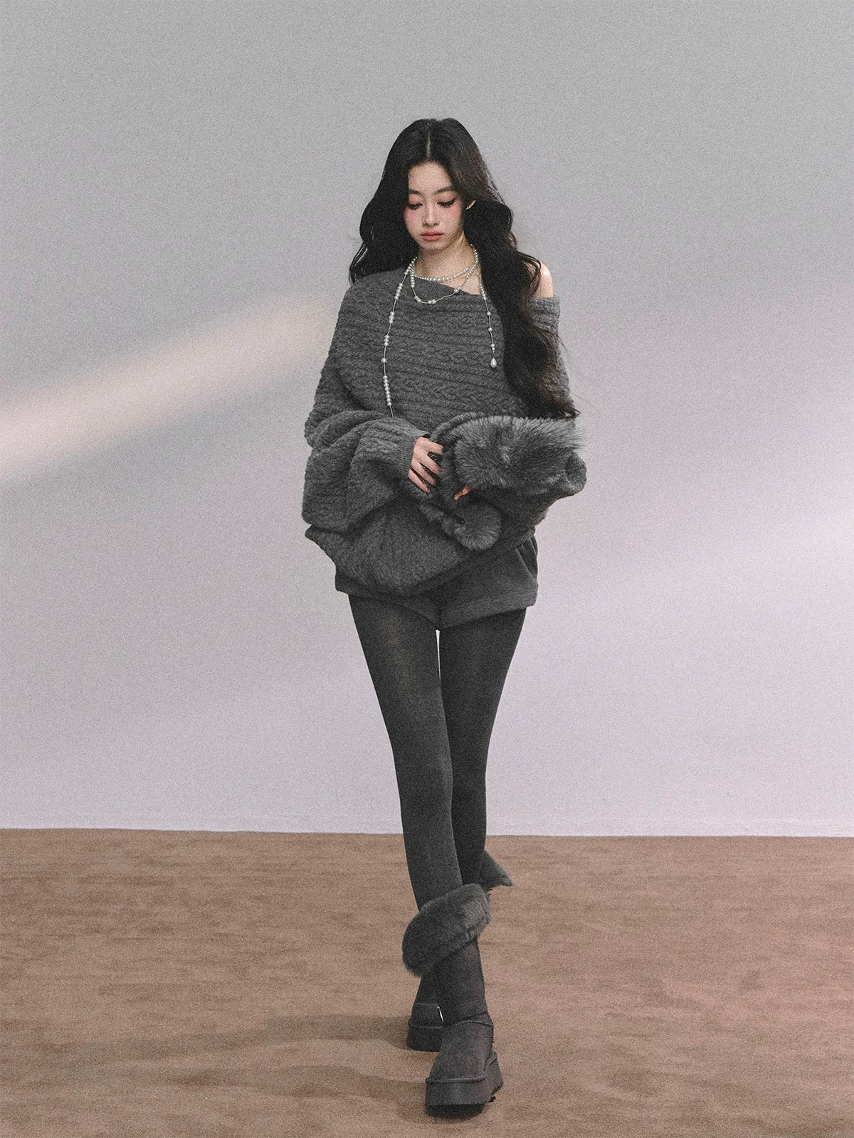 AOMALM, a Norwegian exchange student, presents a 100% American-style knitted cable sweater for women, featuring a loose-fitting off-shoulder design for autumn and winter.