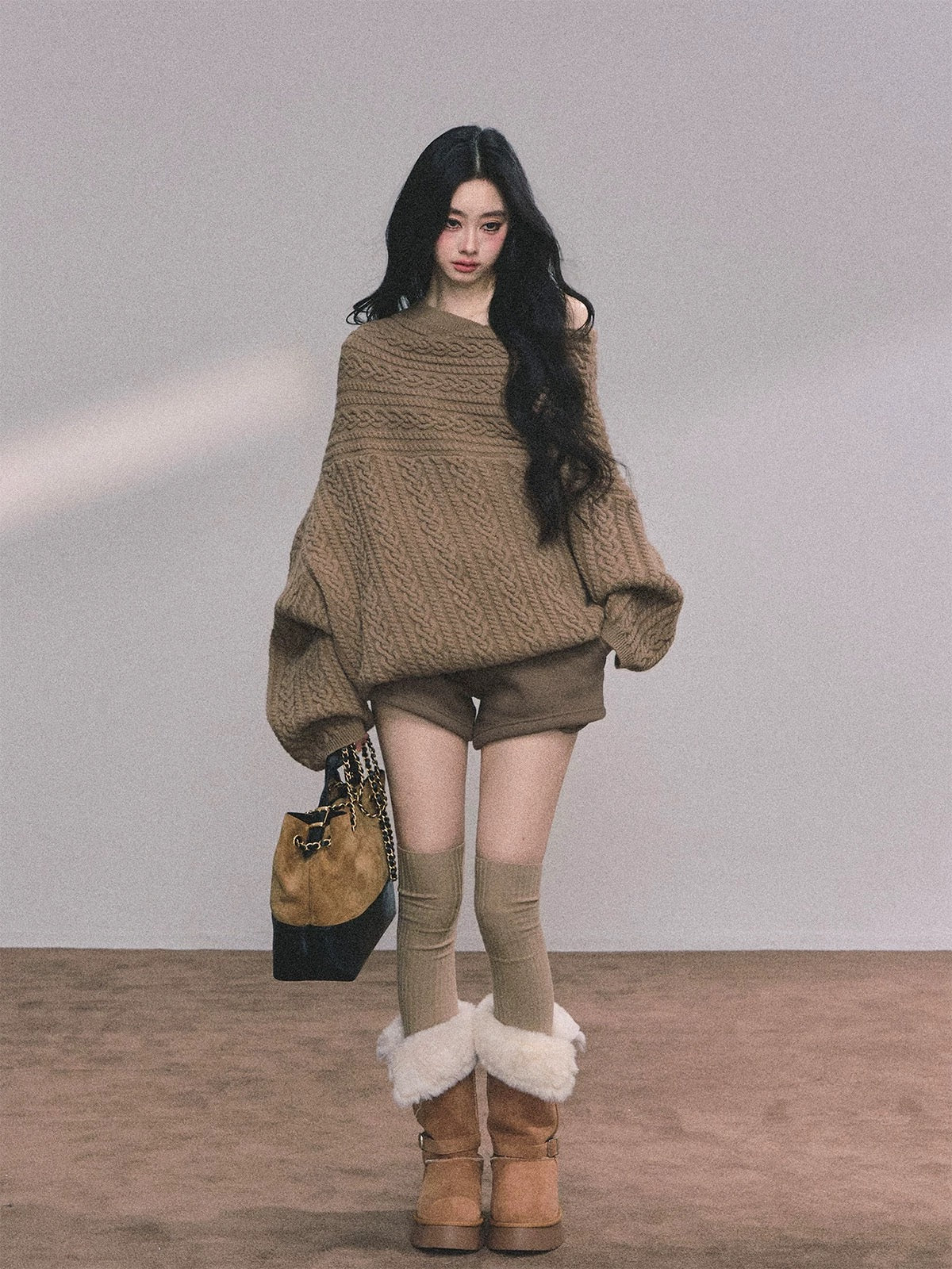 AOMALM, a Norwegian exchange student, presents a 100% American-style knitted cable sweater for women, featuring a loose-fitting off-shoulder design for autumn and winter.