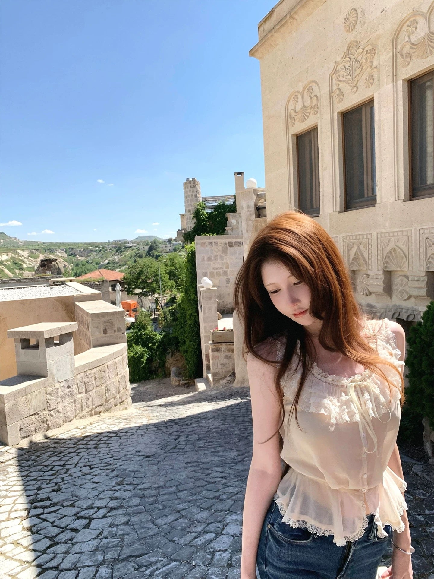 Bigking "Soft-Glow Veiled Lace" Sleeveless Chiffon Blouse – A Waist-Cinched Top with Delicate Lace Trim for an Innocent-Yet-Alluring Look