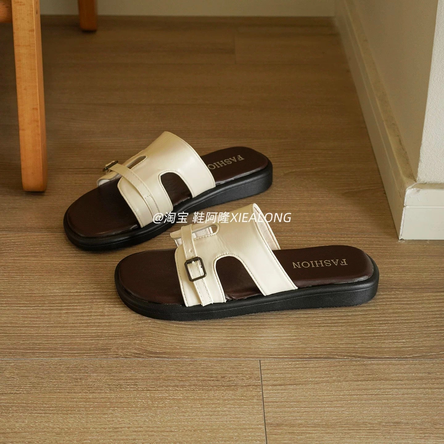 French-style minimalist faux-leather slide sandals for women—thick-soled, suitable for outdoor wear. New for Summer 2026: casual, easy-to-wear slip-ons perfect for vacations and the beach.