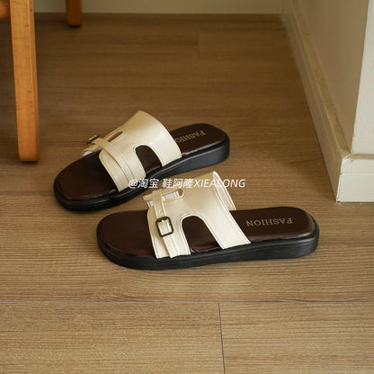 French-style minimalist faux-leather slide sandals for women—thick-soled, suitable for outdoor wear. New for Summer 2026: casual, easy-to-wear slip-ons perfect for vacations and the beach.