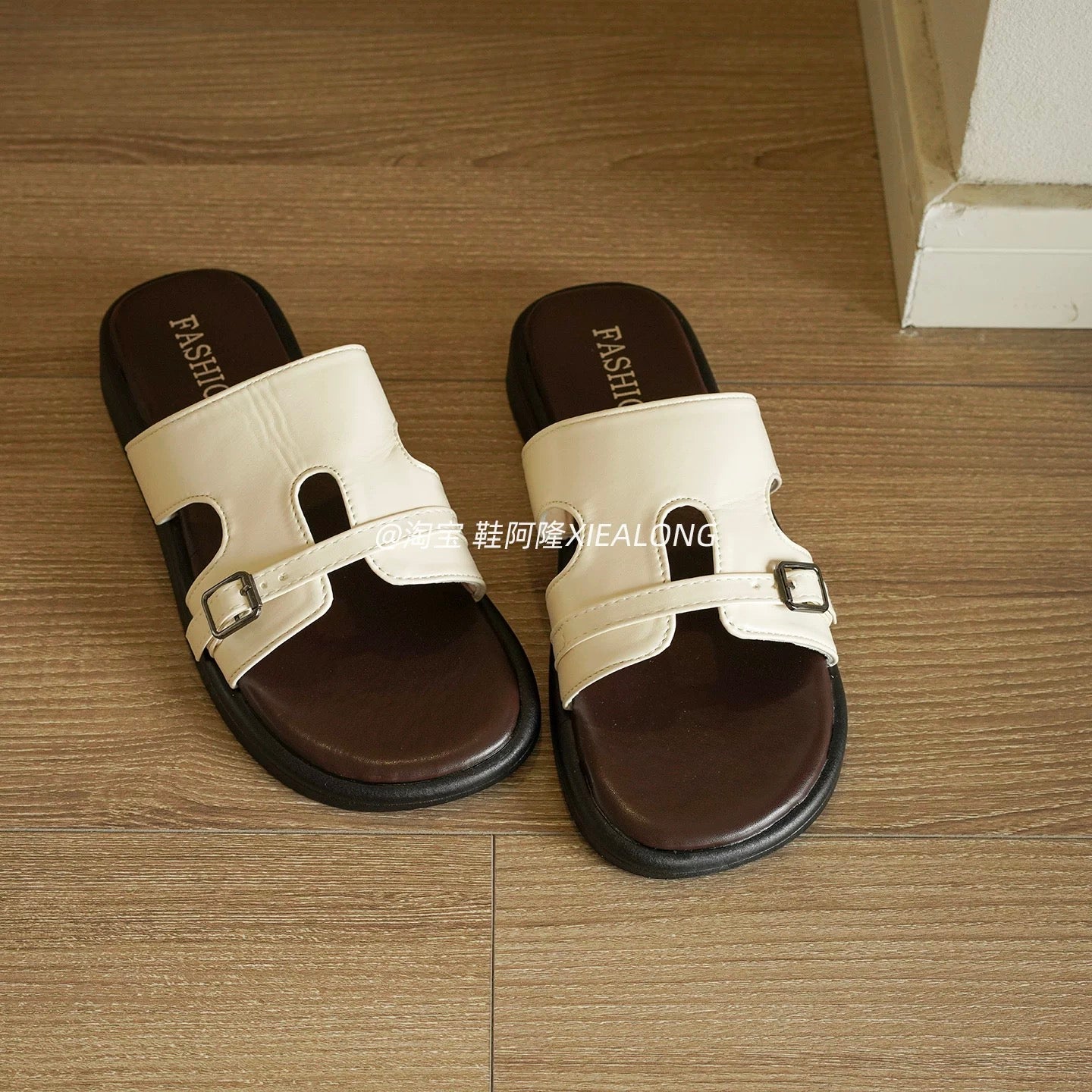 French-style minimalist faux-leather slide sandals for women—thick-soled, suitable for outdoor wear. New for Summer 2026: casual, easy-to-wear slip-ons perfect for vacations and the beach.