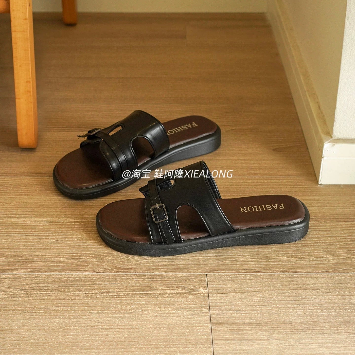 French-style minimalist faux-leather slide sandals for women—thick-soled, suitable for outdoor wear. New for Summer 2026: casual, easy-to-wear slip-ons perfect for vacations and the beach.