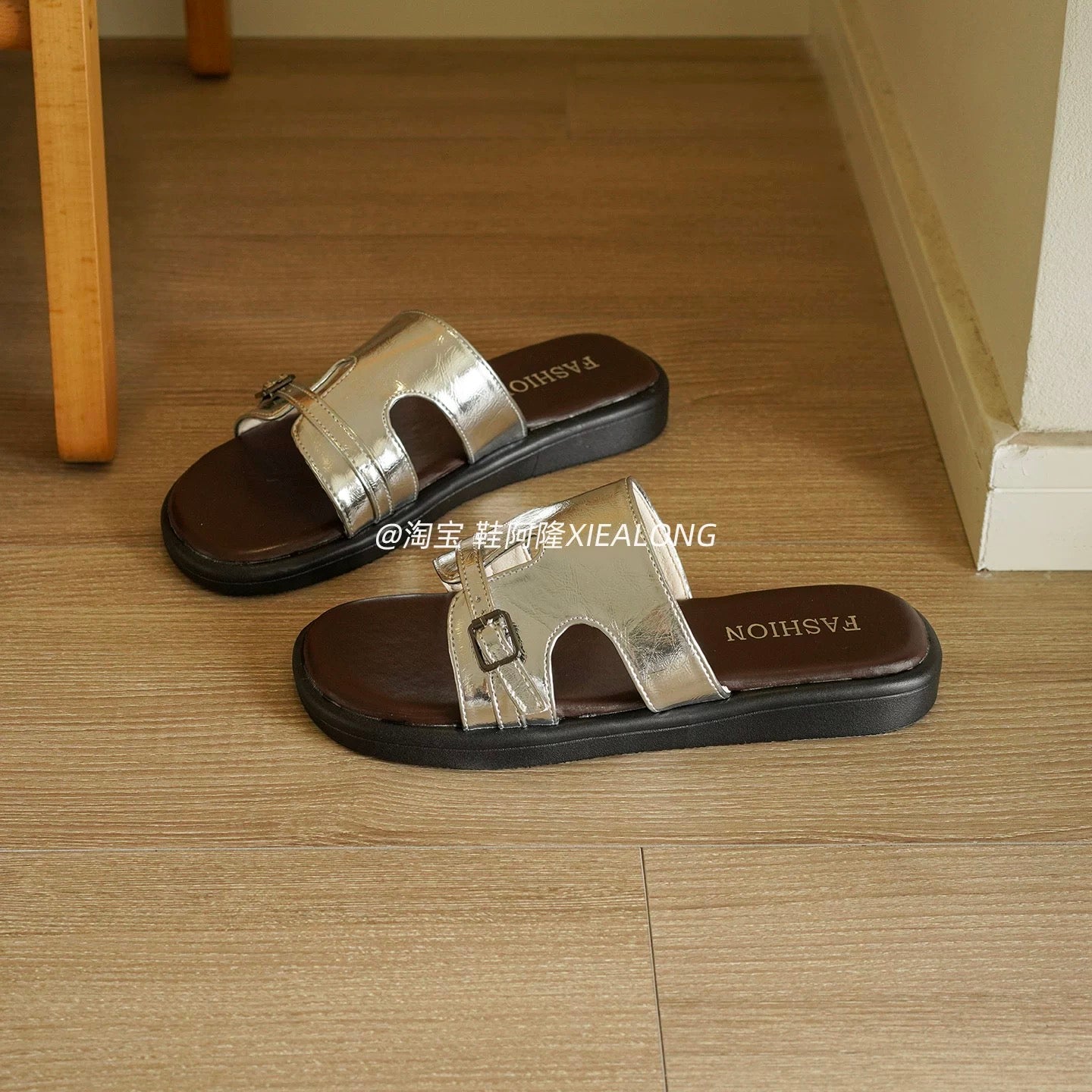 French-style minimalist faux-leather slide sandals for women—thick-soled, suitable for outdoor wear. New for Summer 2026: casual, easy-to-wear slip-ons perfect for vacations and the beach.