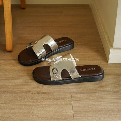 French-style minimalist faux-leather slide sandals for women—thick-soled, suitable for outdoor wear. New for Summer 2026: casual, easy-to-wear slip-ons perfect for vacations and the beach.
