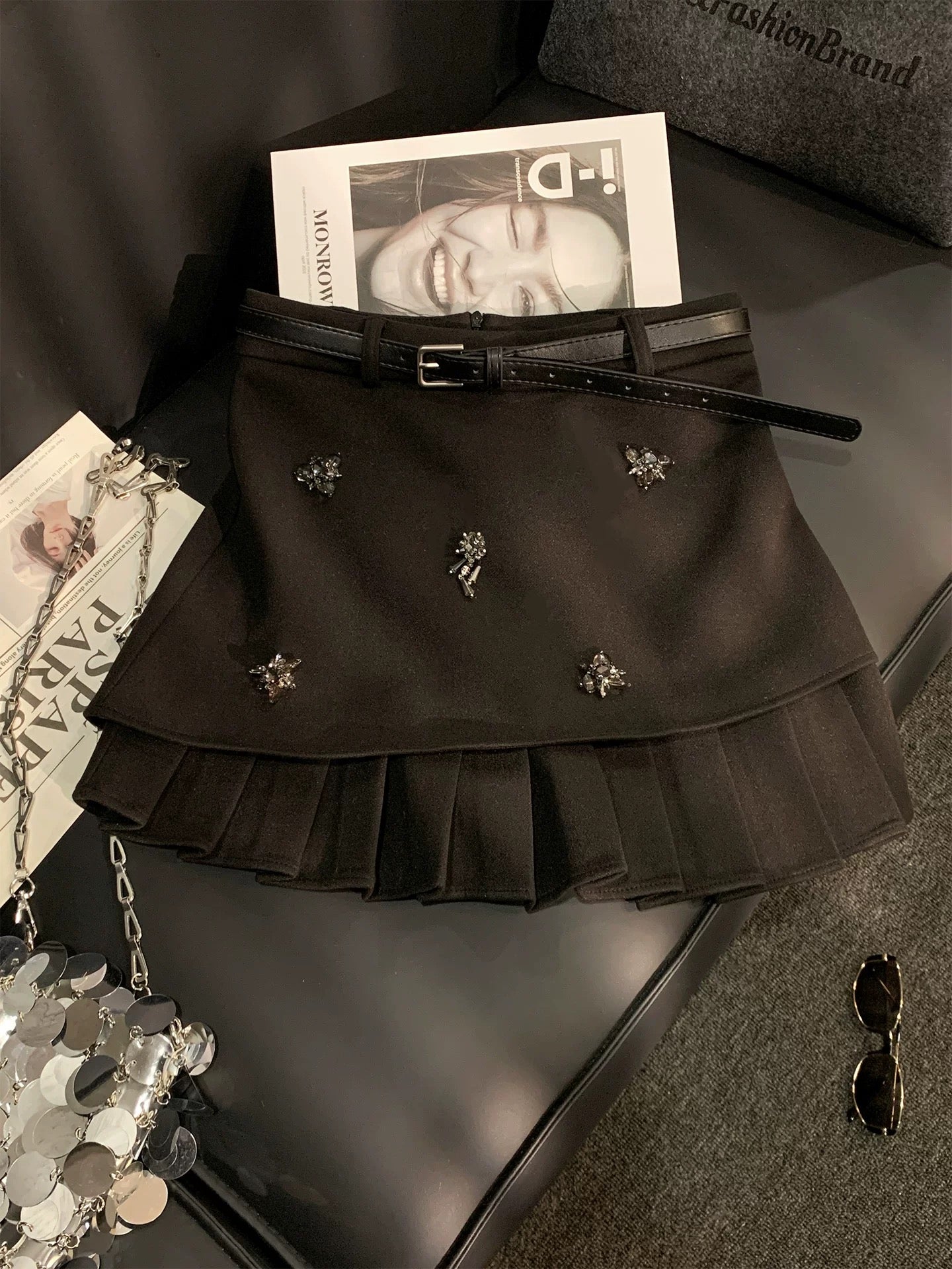 ZHOUYI/Zhou Yi's elegant black pleated pencil skirt, a versatile and slimming high-waisted A-line skirt.