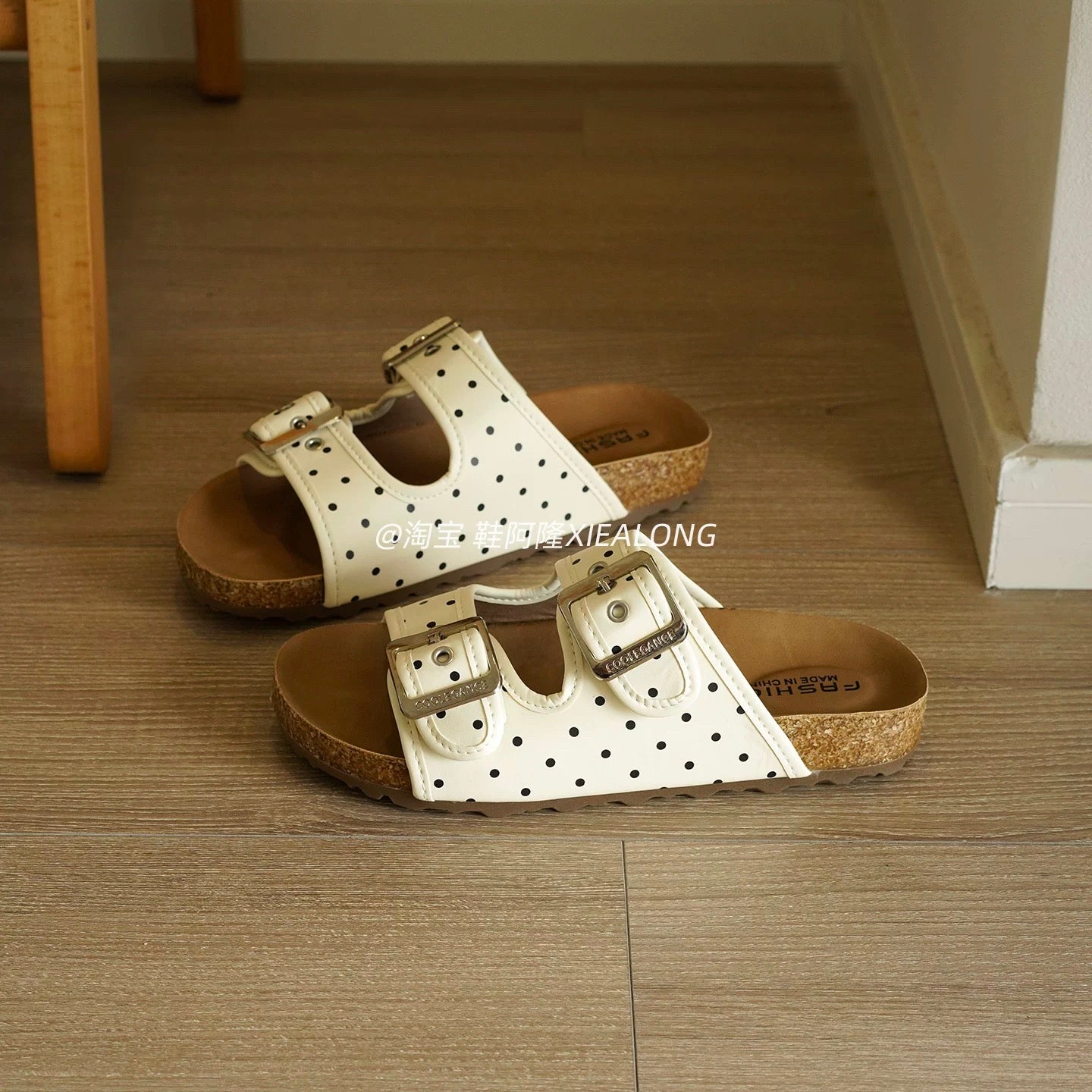 French-style polka-dot double-strap Birkenstock-style slides for women; thick-soled, suitable for outdoor wear; new casual slip-on sandals for Summer 2026.