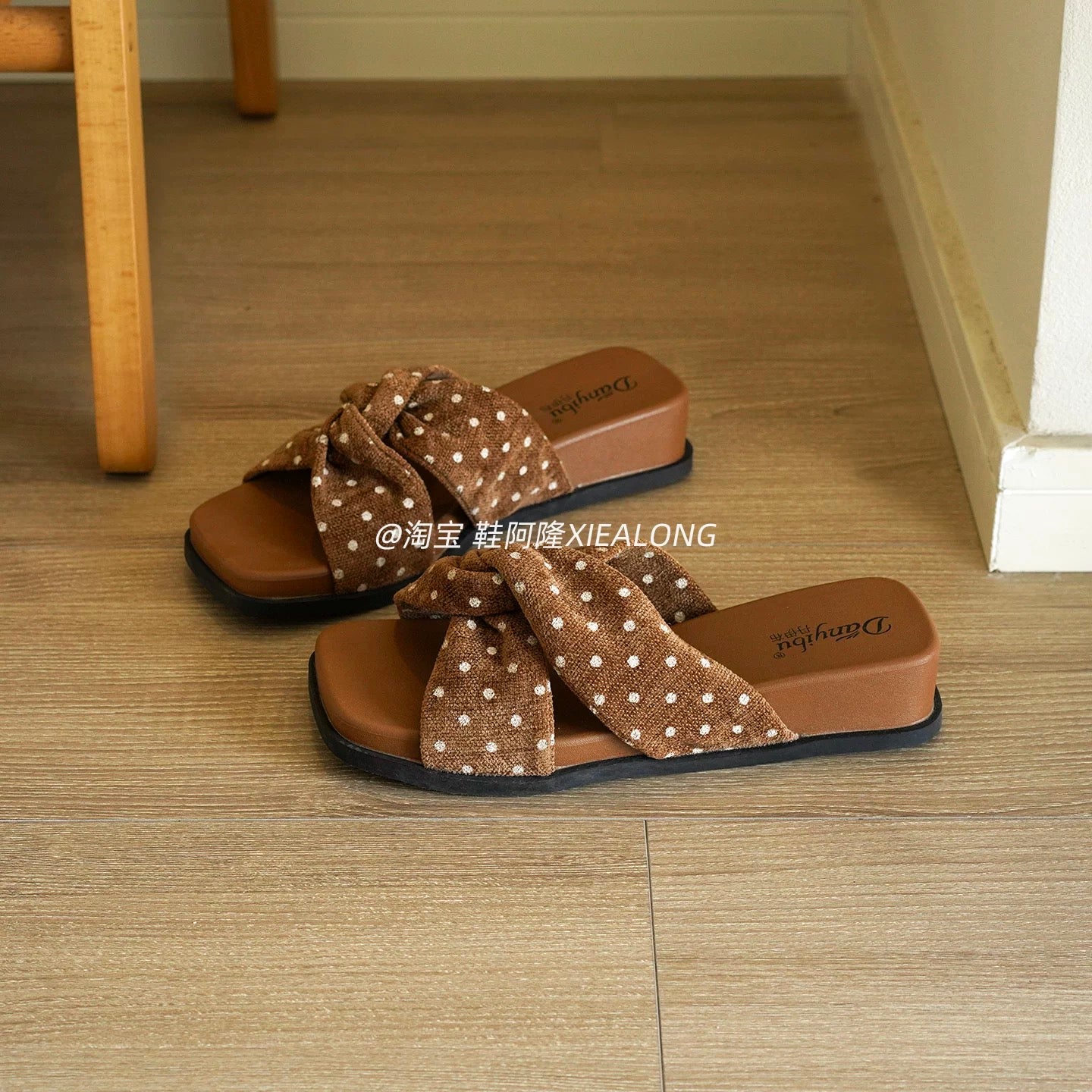 French-style polka-dot crisscross strap slides for women—thick-soled, suitable for outdoor wear; new for Summer 2026—casual, vacation, and beach-ready.