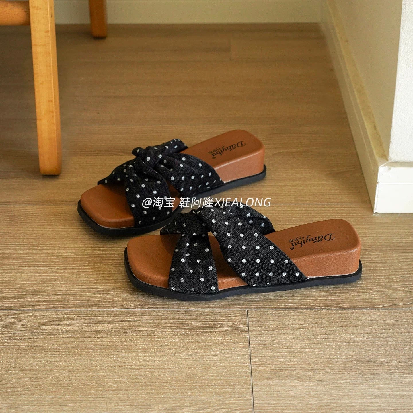 French-style polka-dot crisscross strap slides for women—thick-soled, suitable for outdoor wear; new for Summer 2026—casual, vacation, and beach-ready.