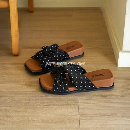 French-style polka-dot crisscross strap slides for women—thick-soled, suitable for outdoor wear; new for Summer 2026—casual, vacation, and beach-ready.