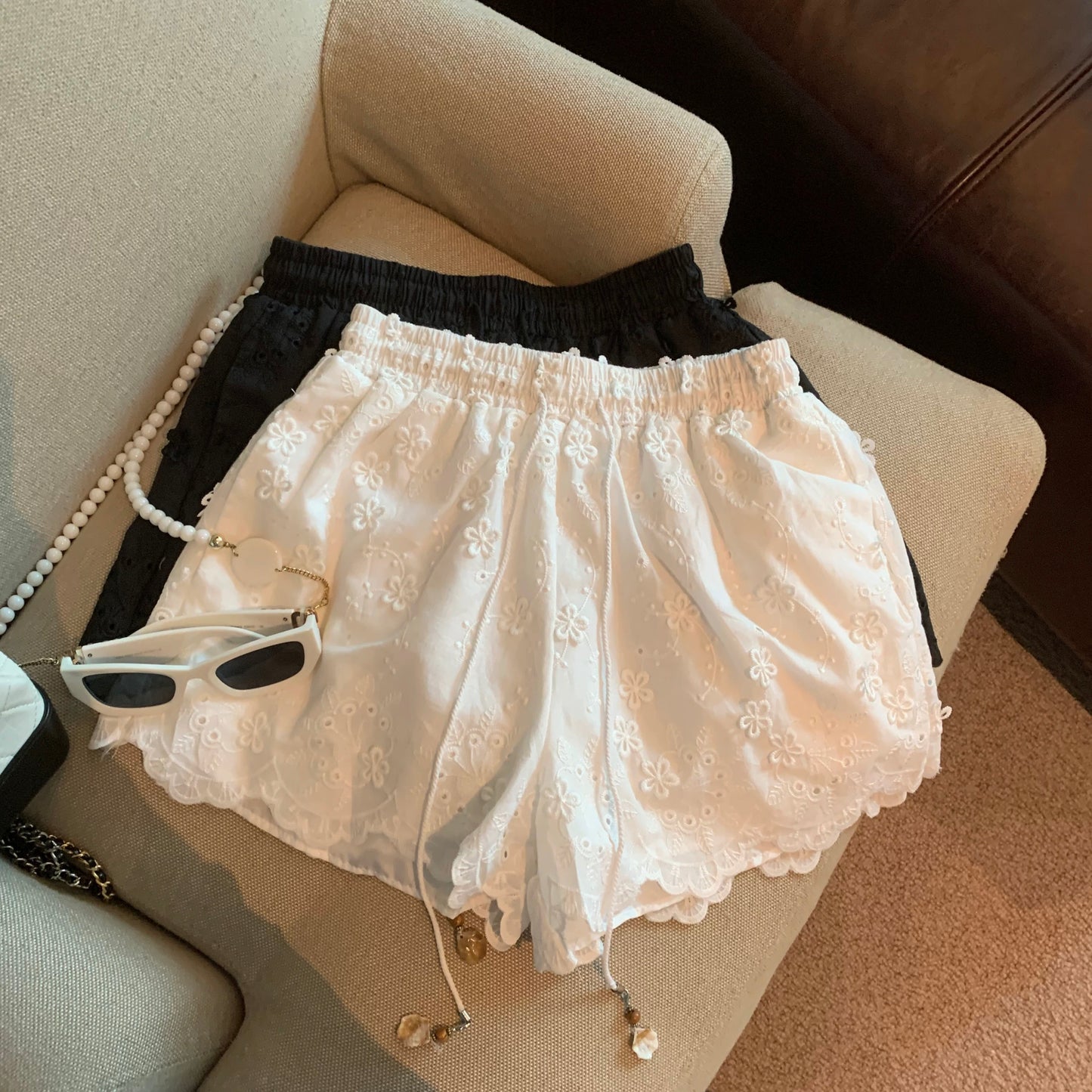 Jade Closet direct store recommendation ~ lazy and relaxed feeling embroidery heavy design hook flower lace wide leg shorts