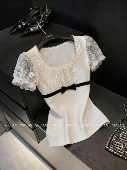 Guangzhou Shisanhang Chic French-Style Square-Neck Top: A Unique Short-Sleeve T-Shirt Featuring Organza and Lace Paneling and Puff Sleeves.