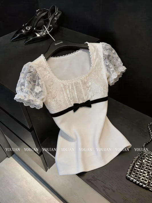 Guangzhou Shisanhang Chic French-Style Square-Neck Top: A Unique Short-Sleeve T-Shirt Featuring Organza and Lace Paneling and Puff Sleeves.