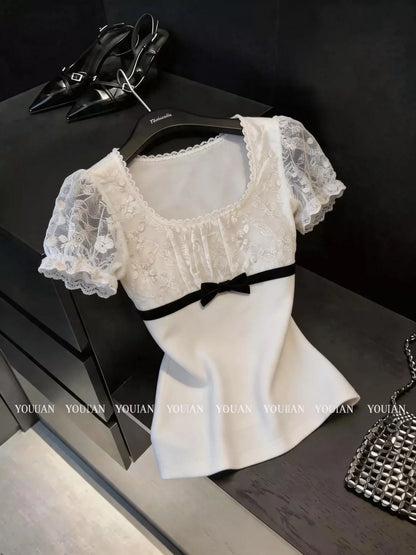 Guangzhou Shisanhang Chic French-Style Square-Neck Top: A Unique Short-Sleeve T-Shirt Featuring Organza and Lace Paneling and Puff Sleeves.