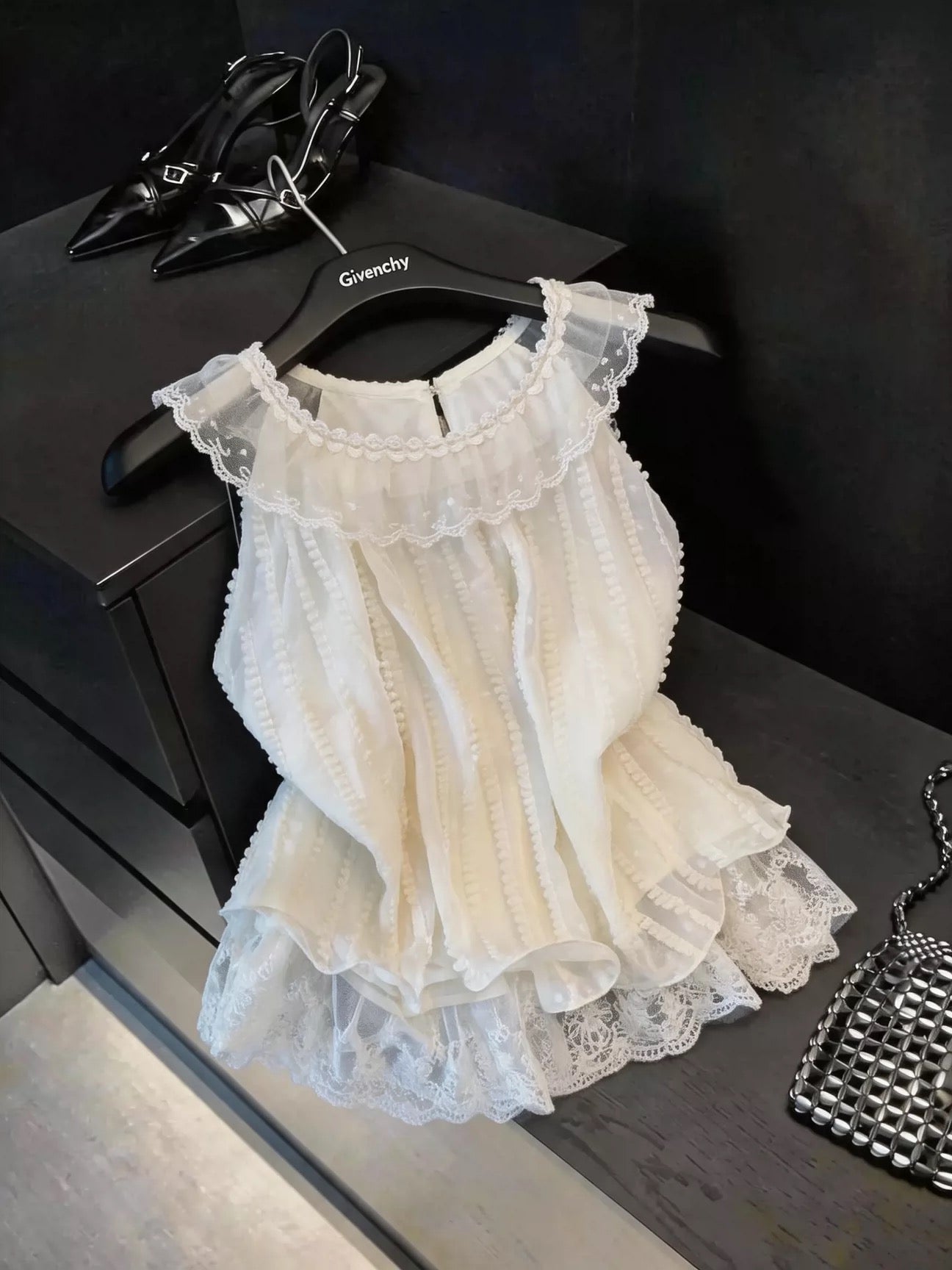 Guangzhou Shisanhang French-style chic halter-neck camisole with lace paneling and a ruffled hem.
