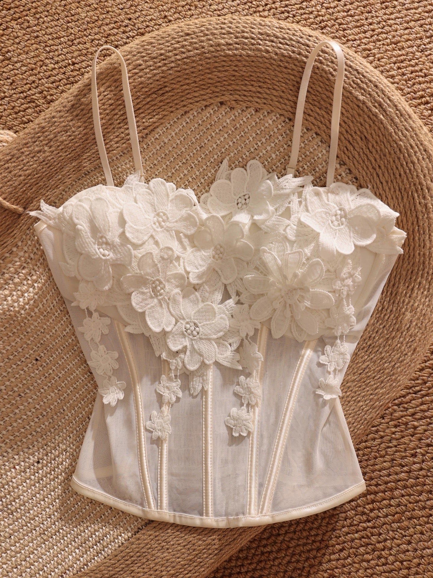 Pure and sexy style, sweet and spicy, unique floral fishbone camisole for women, with bra pads, short design, niche hot girl top.