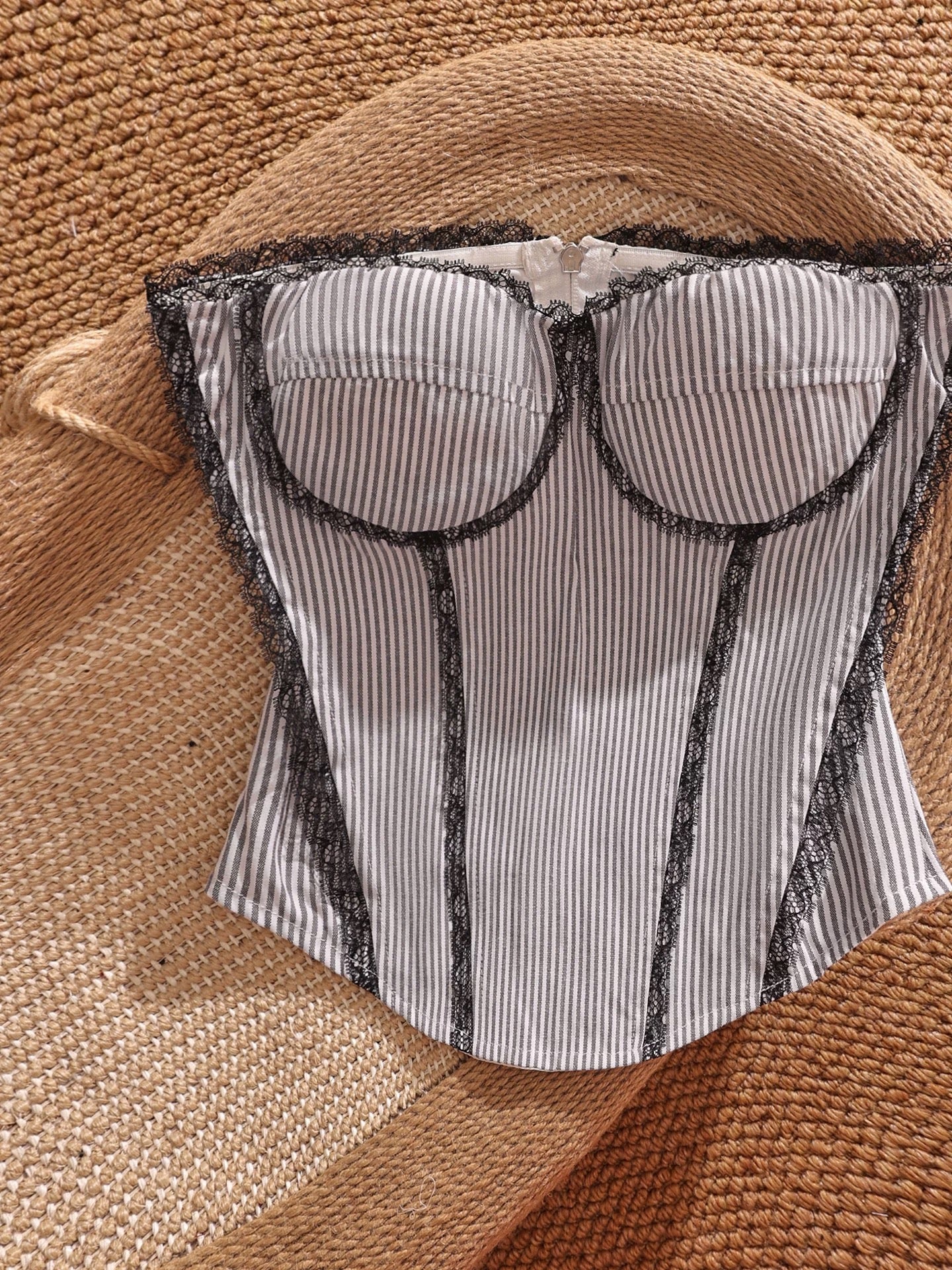 Striped chic lace-trimmed strapless tank top for women, off-the-shoulder style, can be worn alone or layered, fitted waist, short and sexy top.