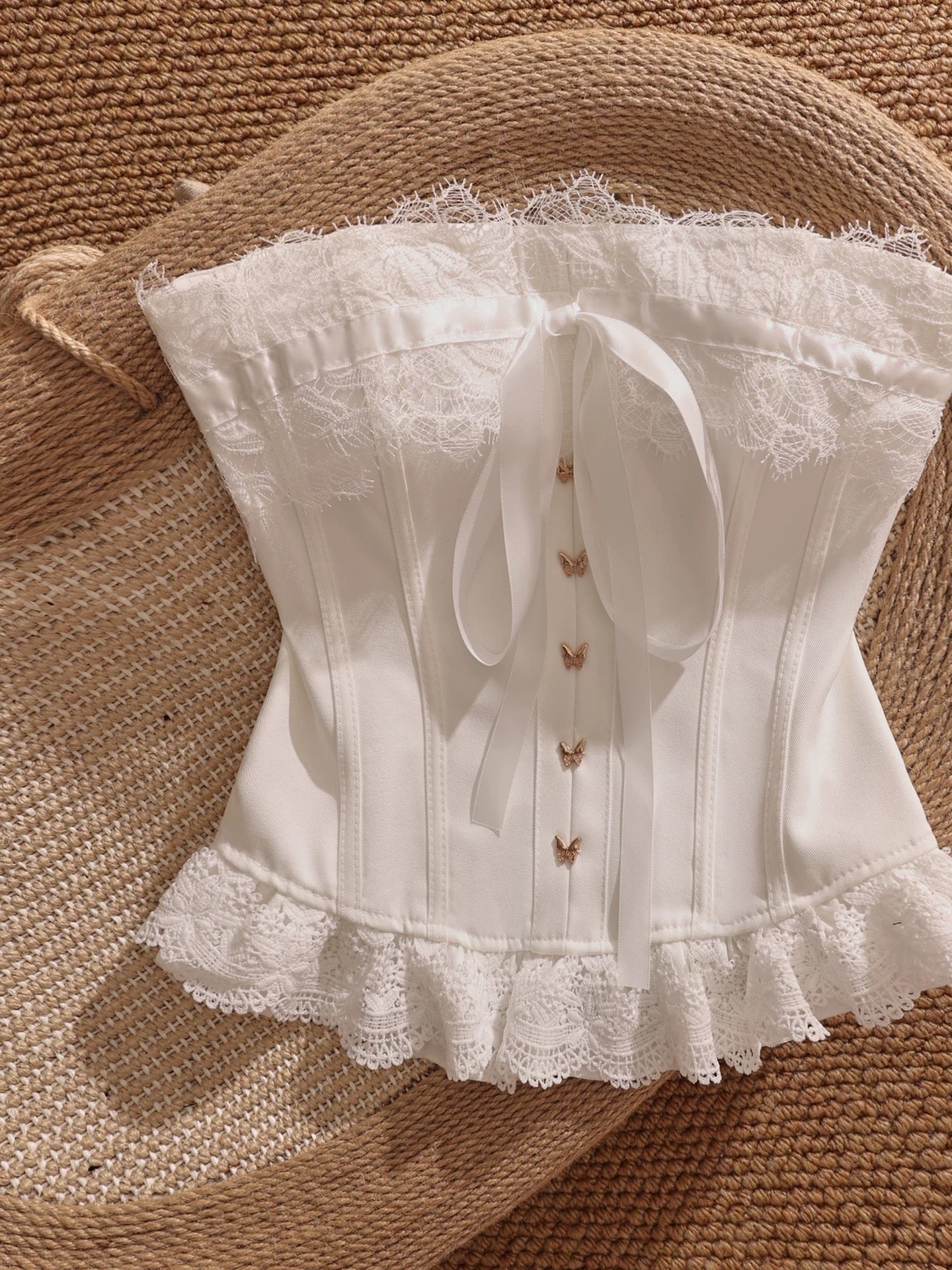 White sweet bow lace patchwork strapless top, unique design, padded bra, short style, suitable for wearing alone.