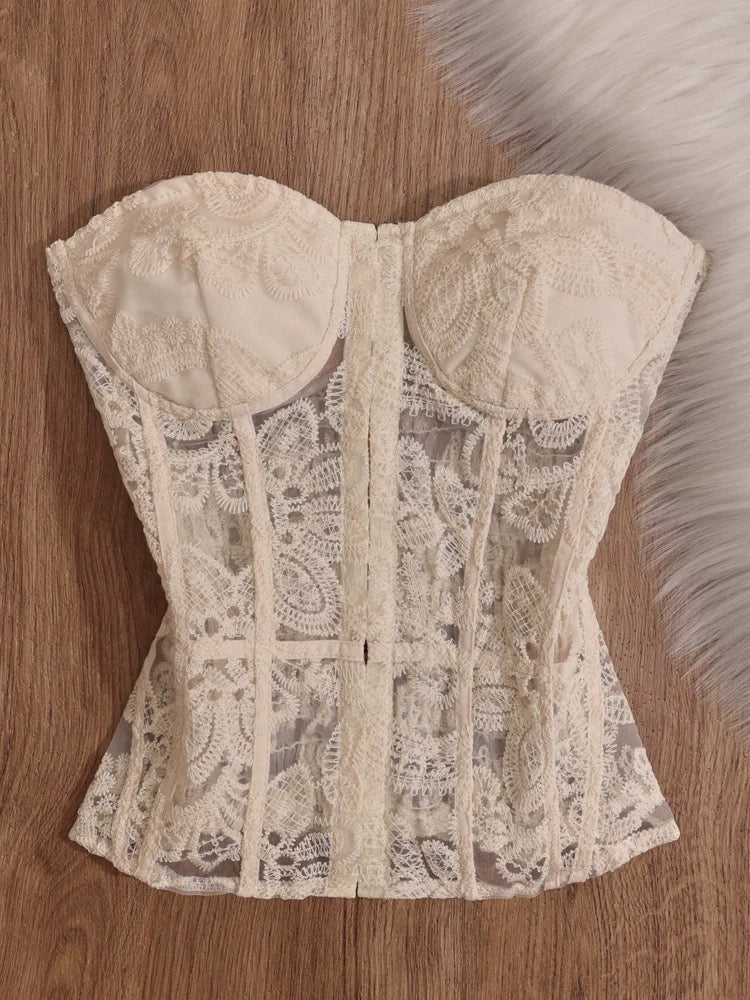 Qi Diao French-style sexy strapless versatile lace camisole tank top, short and sweet, spicy and alluring strapless top.