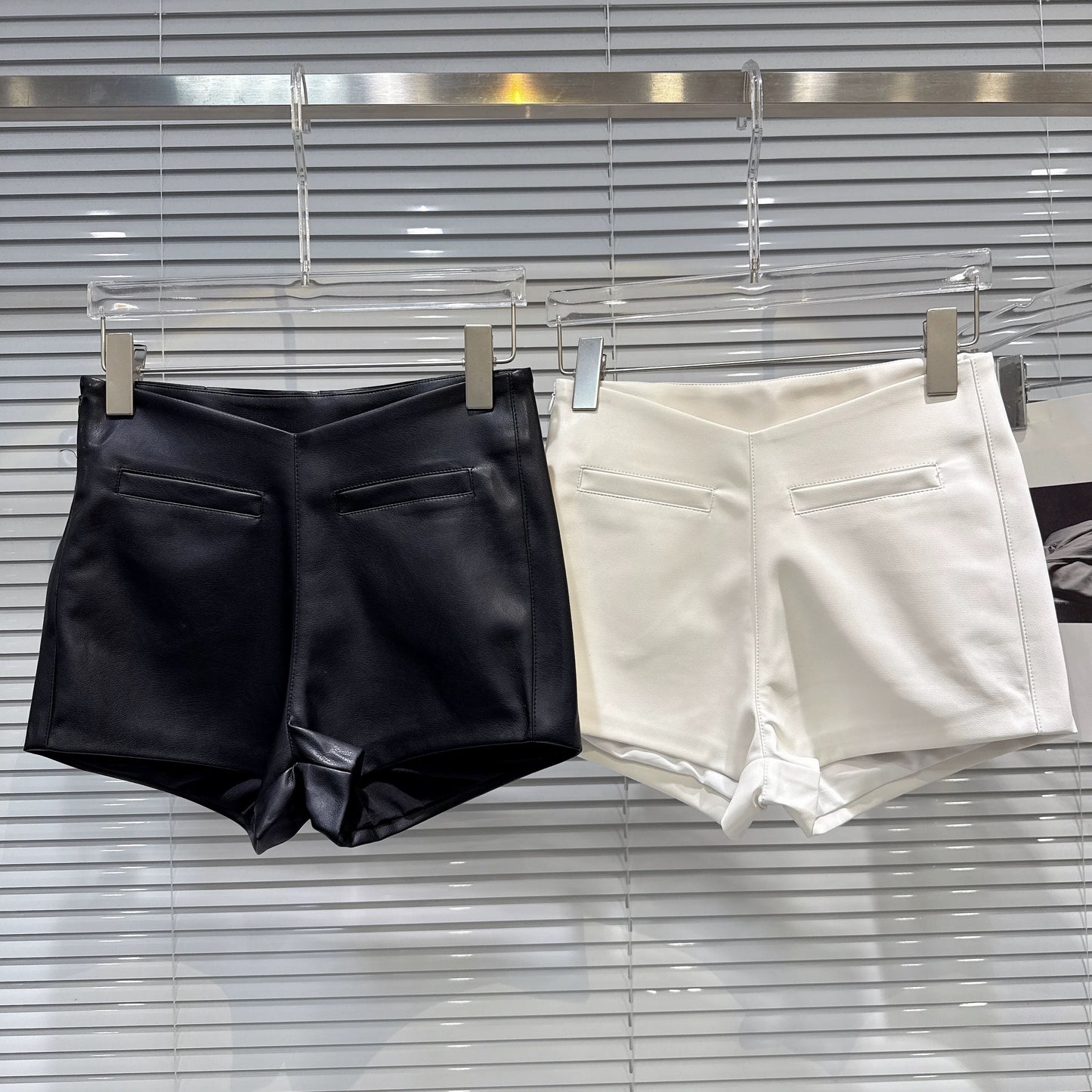 Trendy and cool V-shaped waist pocket design, PU leather shorts/bootcut pants, perfect for autumn 2025, just like those worn by online celebrities.