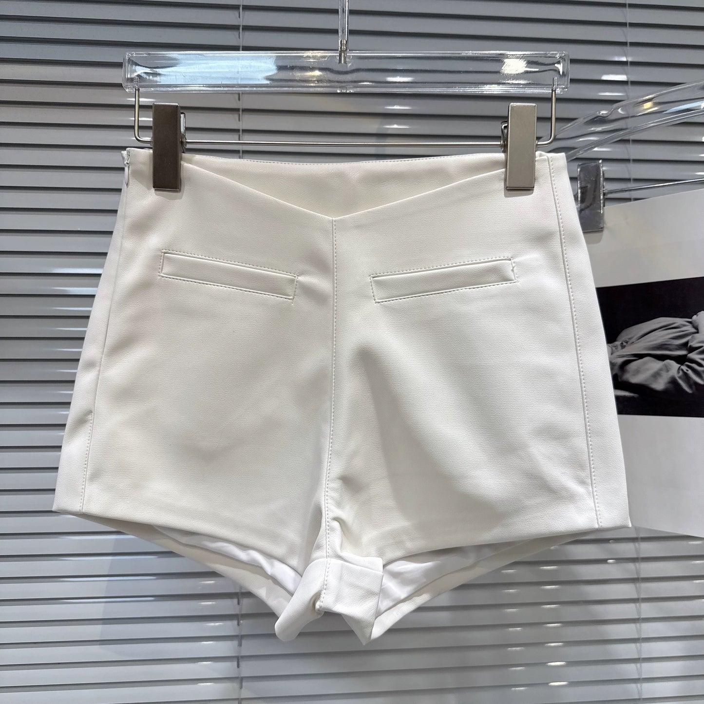 Trendy and cool V-shaped waist pocket design, PU leather shorts/bootcut pants, perfect for autumn 2025, just like those worn by online celebrities.