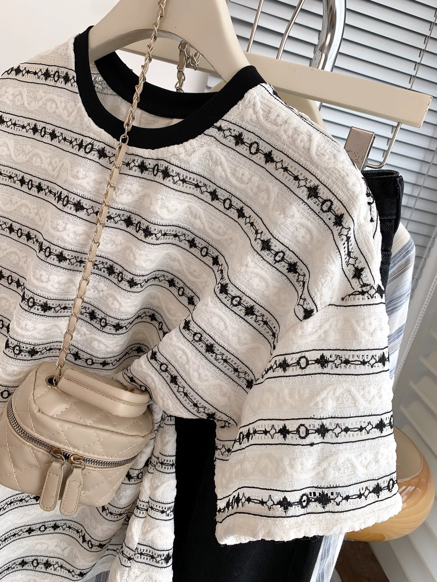 Contrast striped right shoulder short-sleeved T-shirt for women summer loose half-sleeved design European large version 2024 new top