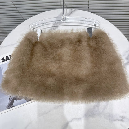 Trendy and sexy faux fur mini skirt/half-length skirt, popular with online influencers, perfect for winter 2025. Features eco-friendly faux fur lining and anti-exposure design.