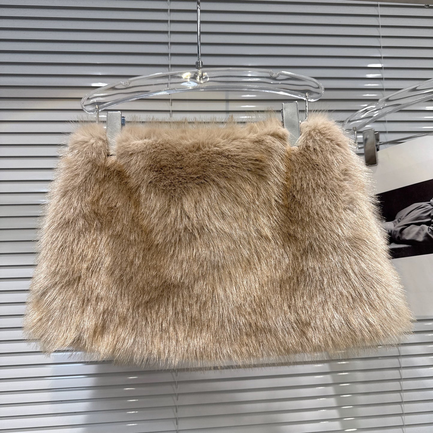 Trendy and sexy faux fur mini skirt/half-length skirt, popular with online influencers, perfect for winter 2025. Features eco-friendly faux fur lining and anti-exposure design.