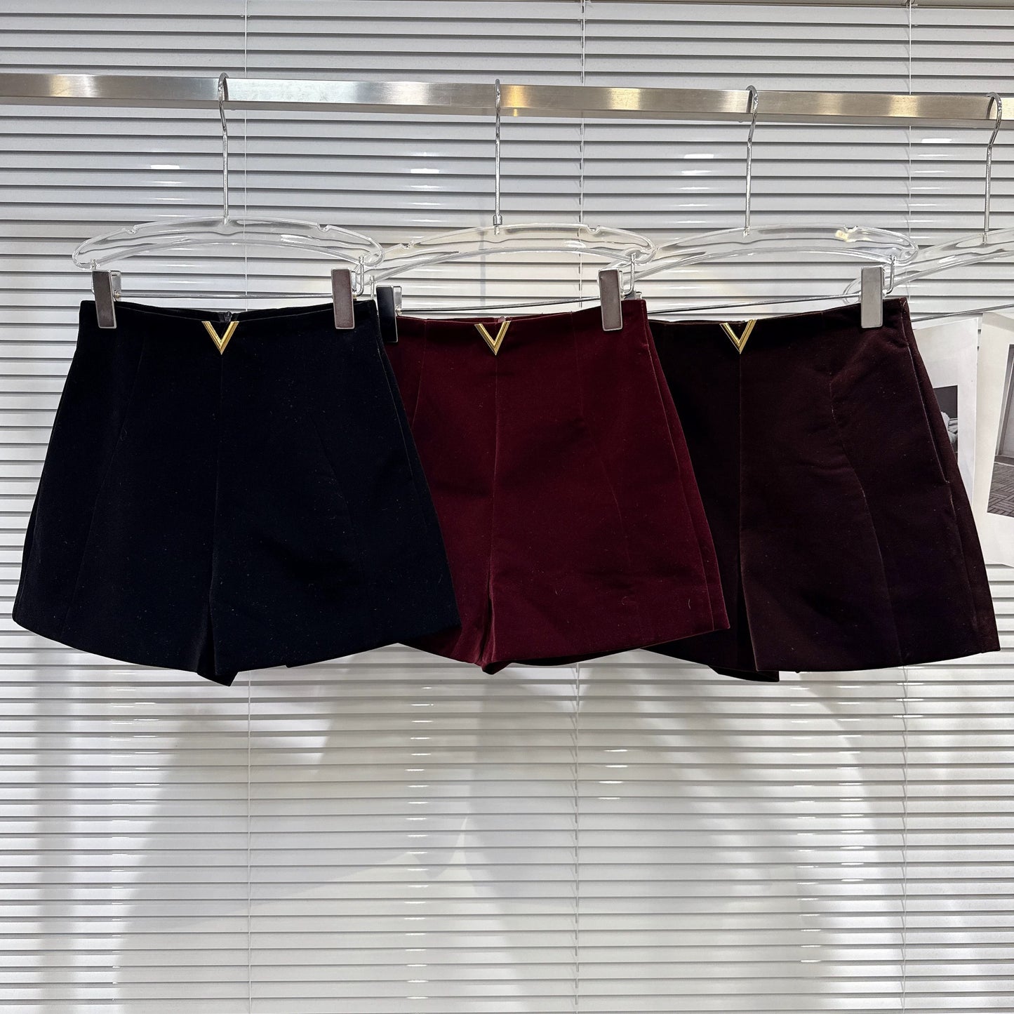 Popular online style, 2025 winter new French elegance V-shaped metal buckle velvet high-waisted shorts/bootcut pants for women.