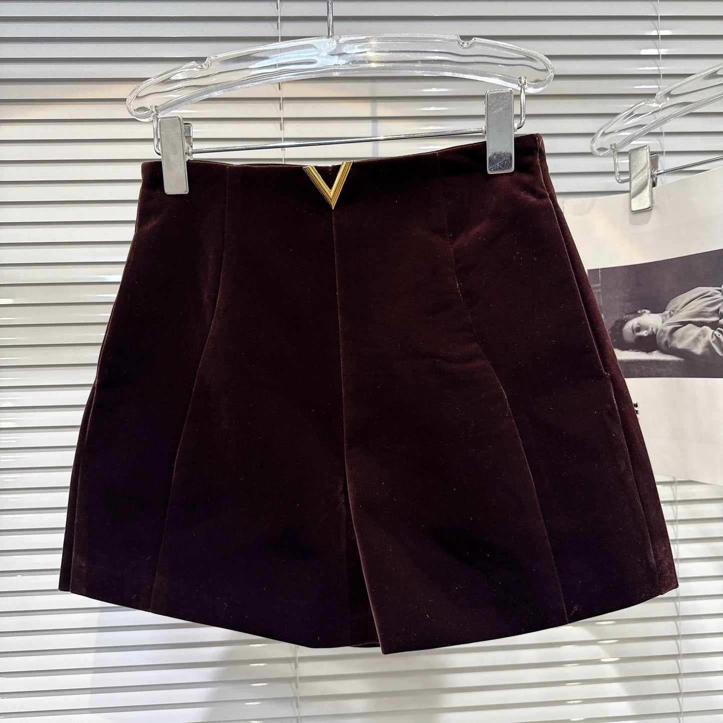 Popular online style, 2025 winter new French elegance V-shaped metal buckle velvet high-waisted shorts/bootcut pants for women.
